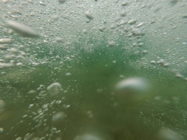 Bir nehrin suyunun altında kabarcıklar