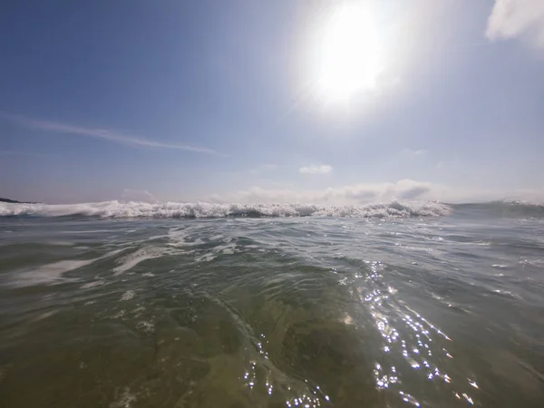 Sahilde bir gündoğumu dalgalar görünümüne yakın — Stok fotoğraf