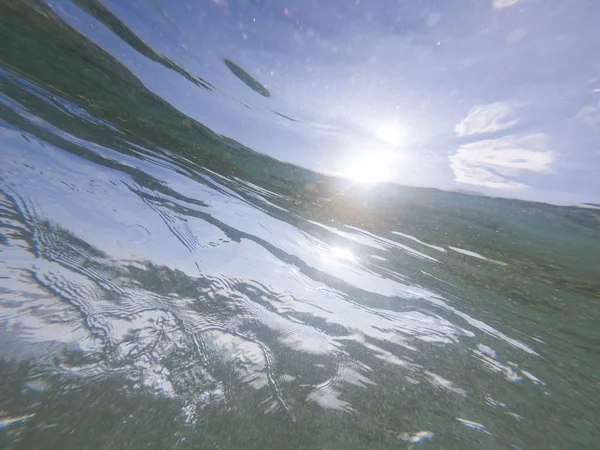 Sob as ondas em queda no mar — Fotografia de Stock