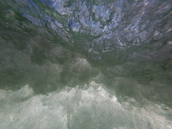 Denizde çöken dalgaların altında — Stok fotoğraf
