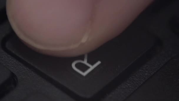 Nahaufnahme eines Fingers, der eine Taste auf einer Computertastatur drückt — Stockvideo