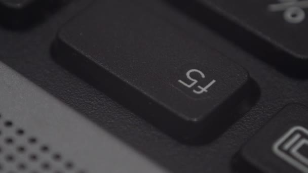 Fechar-se de um dedo pressionando uma chave em um teclado de computador — Vídeo de Stock