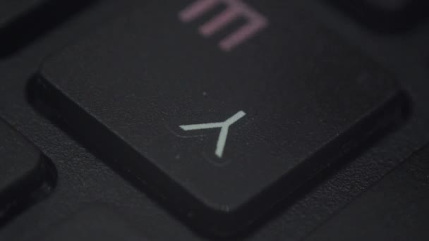 Zbliżenie palca naciskającego klawisz na klawiaturze komputera — Wideo stockowe
