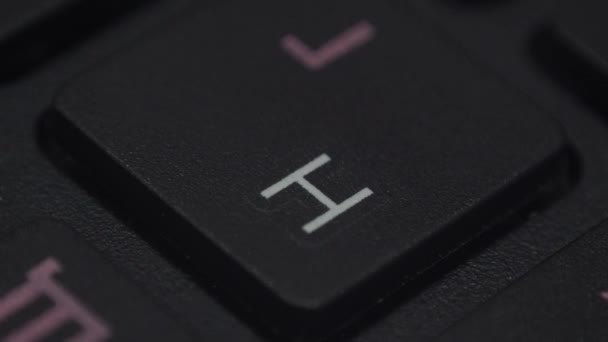 Zbliżenie palca naciskającego klawisz na klawiaturze komputera — Wideo stockowe
