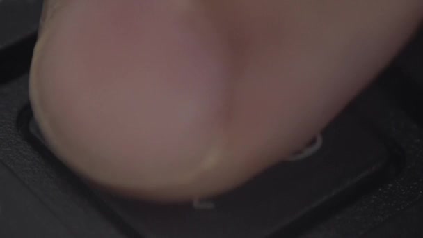 컴퓨터 키보드에서 키를 누르는 손가락을 클로즈업 한 모습 — 비디오