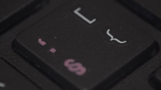 Primer plano de un dedo presionando una tecla en un teclado de computadora — Vídeo de stock