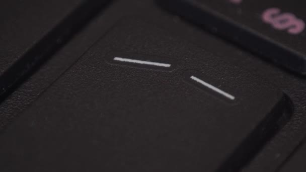 Primer plano de un dedo presionando una tecla en un teclado de computadora — Vídeo de stock