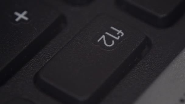Närbild av ett finger som trycker på en tangent på ett datortangentbord — Stockvideo