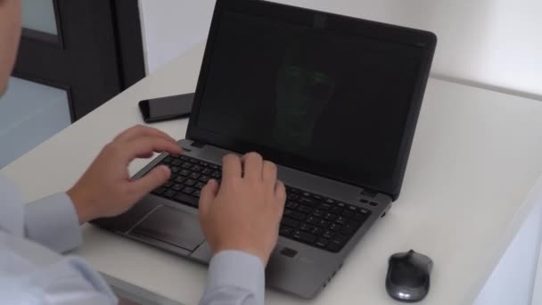 Hacker maken van een kunstmatige intelligentie software op een laptop — Stockvideo
