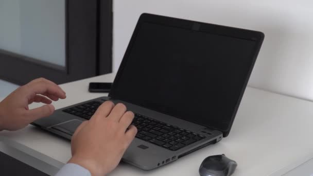 Hacker erstellen eine Software für künstliche Intelligenz auf einem Laptop — Stockvideo