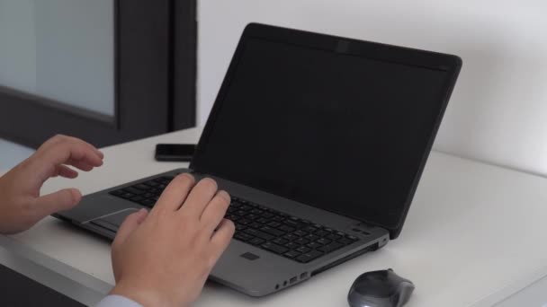 Hacker vytváří software aritificial inteligence na notebooku — Stock video