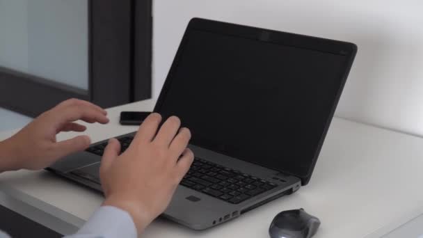 Hacker maken van een kunstmatige intelligentie software op een laptop — Stockvideo