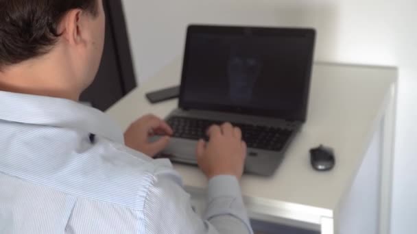 Un hacker che crea un software di intelligenza aritificiale su un computer portatile — Video Stock