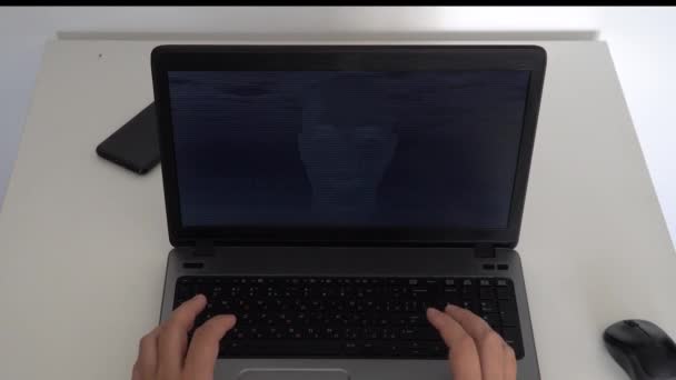 Un hacker che crea un software di intelligenza aritificiale su un computer portatile — Video Stock