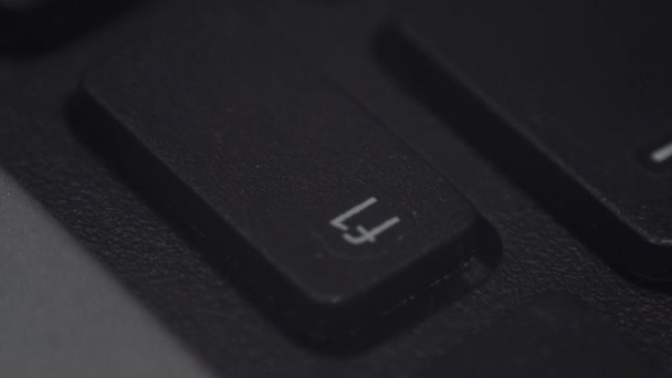 Primer plano de un dedo presionando una tecla en un teclado de computadora — Vídeos de Stock