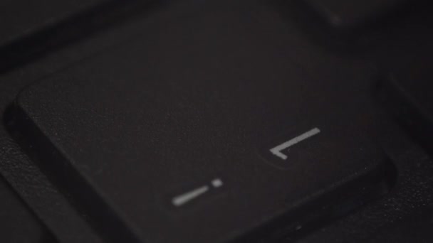 Detailní záběr prstem na klávesnici počítače — Stock video