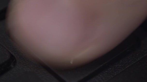 Крупный план нажатия пальцем клавиши на клавиатуре компьютера — стоковое видео