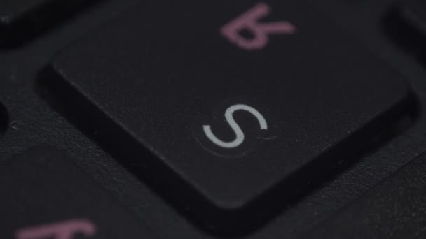 Primer plano de un dedo presionando una tecla en un teclado de computadora — Vídeos de Stock