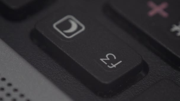 Крупный план нажатия пальцем клавиши на клавиатуре компьютера — стоковое видео