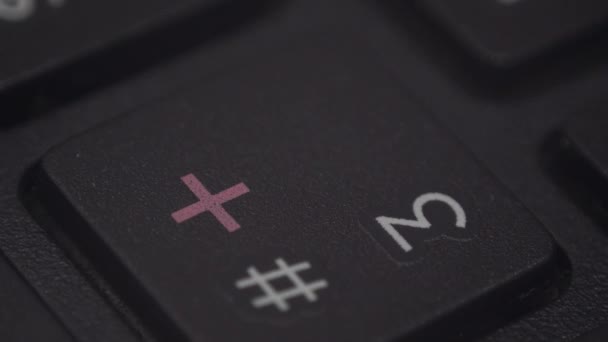 Bilgisayar klavyesindeki tuşa basan parmağın yakın plan görüntüsü — Stok video