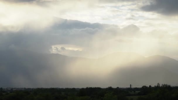 Güneş Işınlarının Panoramik Görüntüsü Fırtınalı Bulutları Yağmuru Kesiyor Arka Planda — Stok video