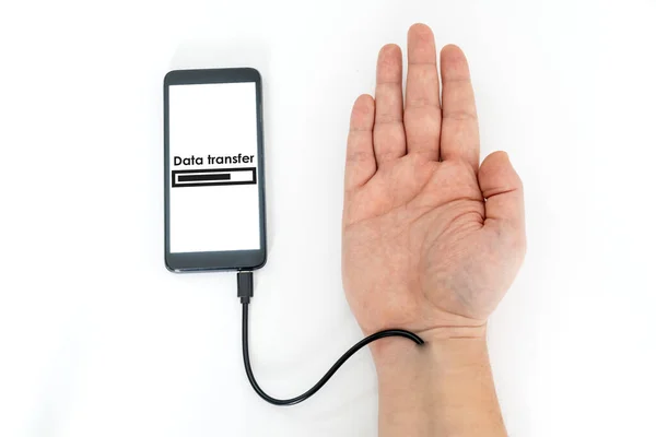 通过Usb电缆和传输数据连接到智能手机上的放大人手 手上的全息图通知 — 图库照片