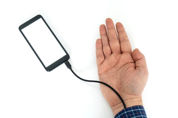 Usbケーブルを介してスマートフォンに接続し データを転送する拡張人間の手 手に表示されるホログラム通知 — ストック写真
