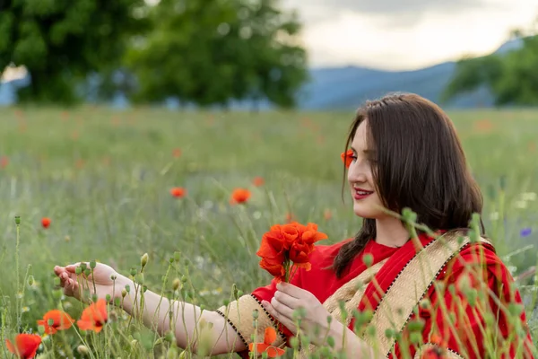 Ung Kvinna Klädd Traditionell Indisk Kostym Som Heter Sari Promenader — Stockfoto