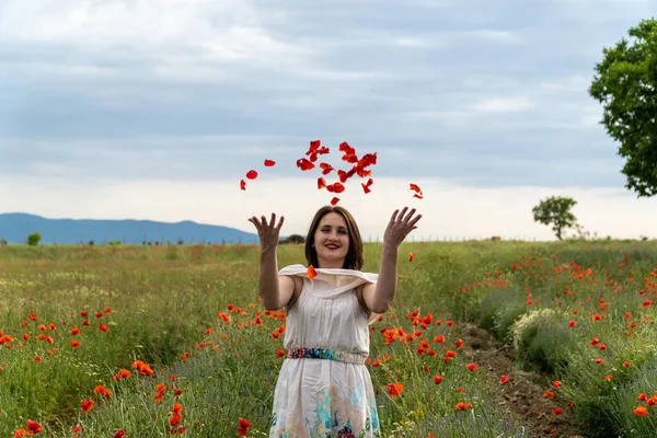 Jeune Femme Dans Une Robe Blanche Jetant Des Fleurs Pavot — Photo