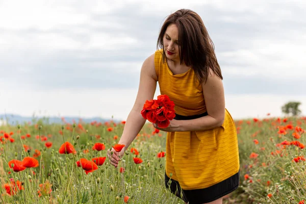 Une Jeune Femme Robe Jaune Dans Champ Fleurs Pavot Avec — Photo