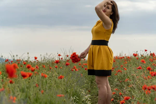 Une Jeune Femme Robe Jaune Dans Champ Fleurs Pavot Avec — Photo