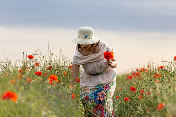 Jeune Fille Vêtue Une Robe Blanche Chapeau Marchant Autour Champ — Photo