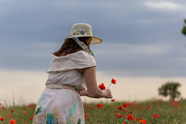 Jeune Fille Vêtue Une Robe Blanche Chapeau Marchant Autour Champ — Photo