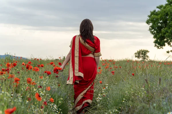Młoda Kobieta Ubrana Tradycyjny Indiański Kostium Sari Spacerująca Czerwonym Polu — Zdjęcie stockowe