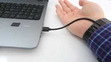 Artırılmış insan eli USB kablosu ile bilgisayara bağlanıyor ve hologram bildirimi ile veri aktarılıyor