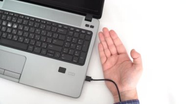 Artırılmış insan eli USB kablosu ile bilgisayara bağlanıyor ve hologram bildirimi ile veri aktarılıyor