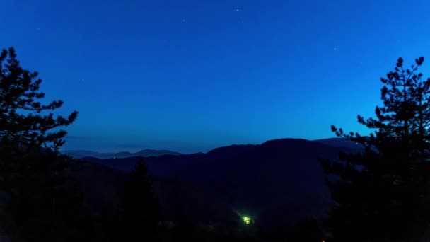 Nachtelijke Timelapse Van Een Sterrenhemel Met Berg Silhouet — Stockvideo