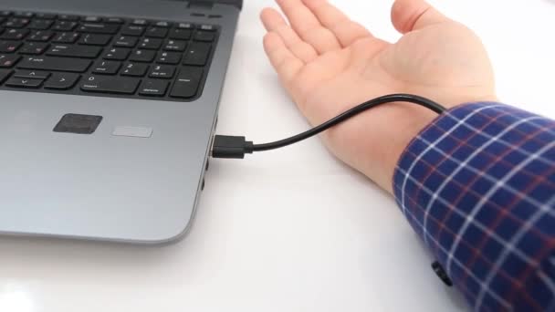 Vermeerderde Menselijke Hand Aangesloten Een Laptop Usb Kabel Het Overbrengen — Stockvideo