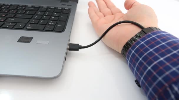 Mão Humana Aumentada Conectada Laptop Cabo Usb Transferência Dados Com — Vídeo de Stock