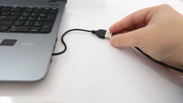 Vermeerderde Menselijke Hand Aangesloten Een Laptop Usb Kabel Het Overbrengen — Stockvideo