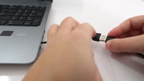 Vermeerderde Menselijke Hand Aangesloten Een Laptop Usb Kabel Het Overbrengen — Stockvideo