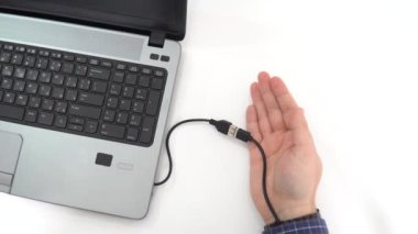 Artırılmış insan eli USB kablosu ile bilgisayara bağlanıyor ve hologram bildirimi ile veri aktarılıyor