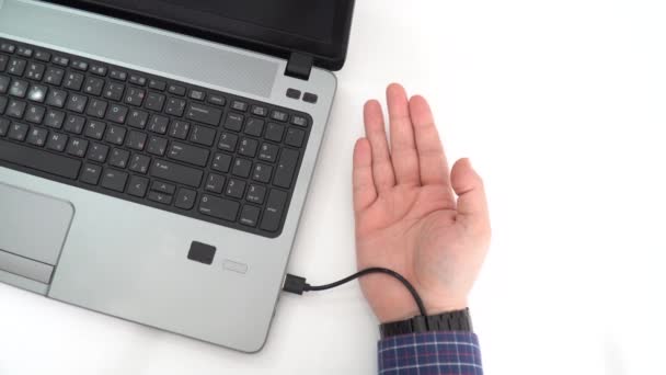 Vermeerderde Menselijke Hand Aangesloten Een Laptop Usb Kabel Het Overbrengen — Stockvideo