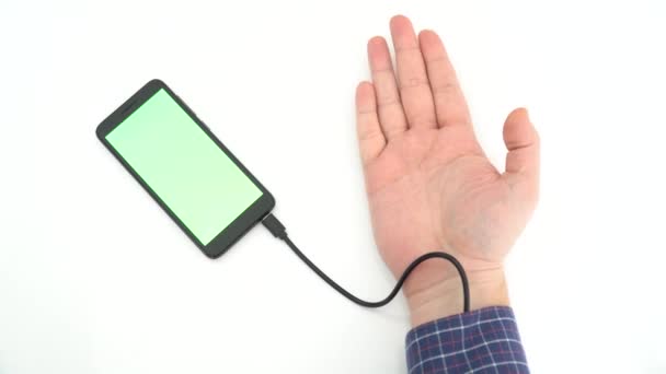 Augmented Menselijke Hand Verbonden Met Een Smartphone Usb Kabel Het — Stockvideo