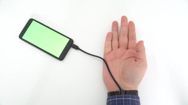 Augmented Menselijke Hand Verbonden Met Een Smartphone Usb Kabel Het — Stockvideo