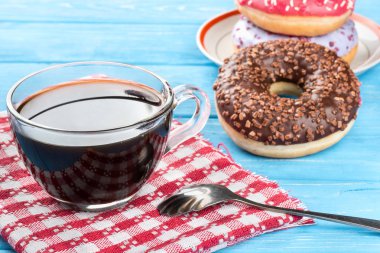 Fincan sade kahve ve çörek mavi bir tablo