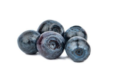 Beyaz bir arka plan üzerinde beş taze ve olgun yaban mersini