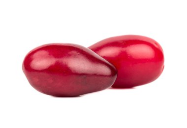 Beyaz bir arka plan üzerinde taze kızılcık kiraz çifti