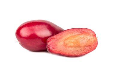 Beyaz bir arka plan üzerinde kesme yarısı ile taze kızılcık kiraz