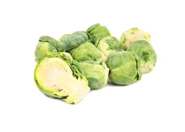 Taze Brüksel lahanası yarısı beyaz zemin üzerine yığını